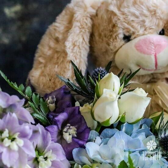 Композиция из гортензии и кустовых роз с игрушкой в ящике