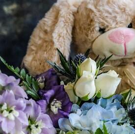 Композиция из гортензии и кустовых роз с игрушкой в ящике