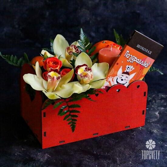 Композиция из роз и орхидей с мягкой игрушкой в ящике 