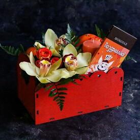 Композиция из роз и орхидей с мягкой игрушкой в ящике 
