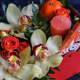 Композиция из роз и орхидей с мягкой игрушкой в ящике 