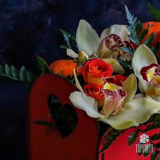 Композиция из роз и орхидей с мягкой игрушкой в ящике 