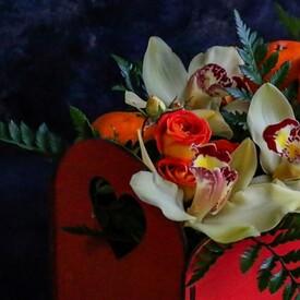 Композиция из роз и орхидей с мягкой игрушкой в ящике 