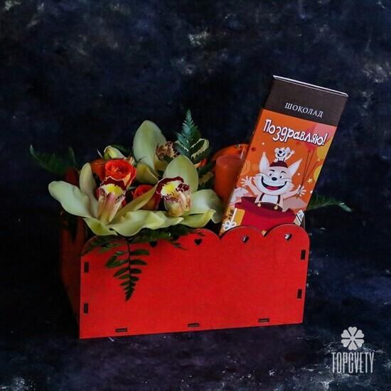 Композиция из роз и орхидей с мягкой игрушкой в ящике 