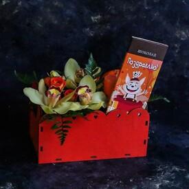 Композиция из роз и орхидей с мягкой игрушкой в ящике 