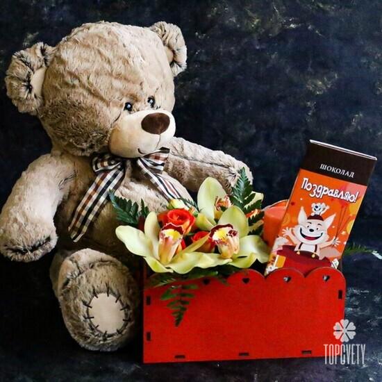 Композиция из роз и орхидей с мягкой игрушкой в ящике 