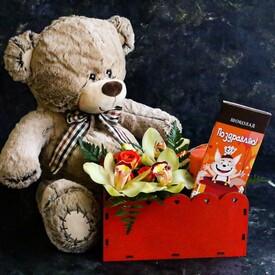 Композиция из роз и орхидей с мягкой игрушкой в ящике 