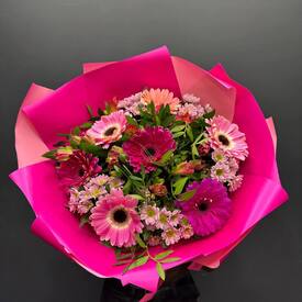 Букет из гербер, хризантем и альстромерий