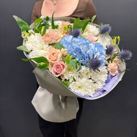 Букет из гортензии, роз и хризантем