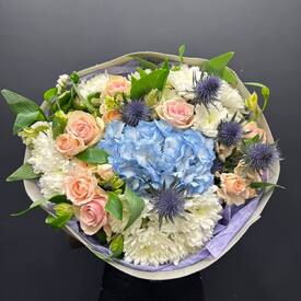 Букет из гортензии, роз и хризантем