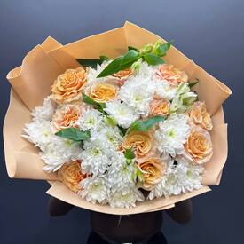 Букет из роз и хризантем