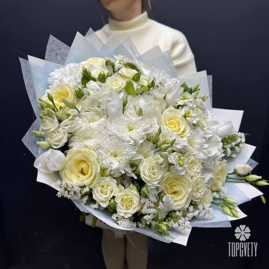 Букет из гортензии, роз и эустомы