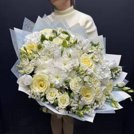 Букет из гортензии, роз и эустомы