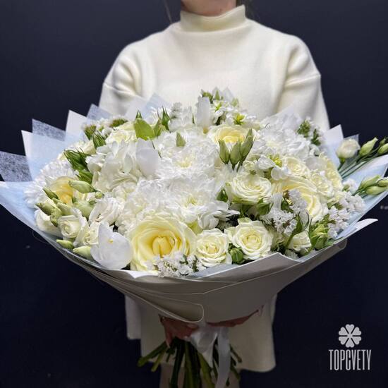 Букет из гортензии, роз и эустомы