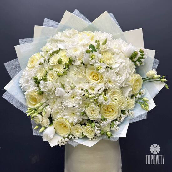 Букет из гортензии, роз и эустомы