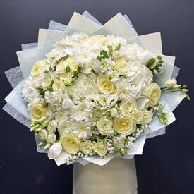 Букет из гортензии, роз и эустомы