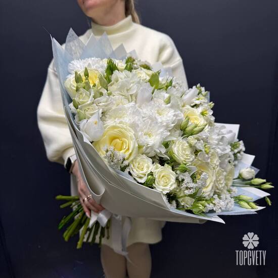 Букет из гортензии, роз и эустомы