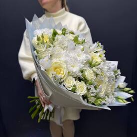 Букет из гортензии, роз и эустомы