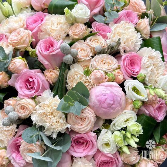 Букет из пион, роз и эустомы