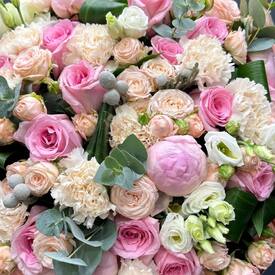 Букет из пион, роз и эустомы