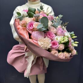 Букет из пион, роз и эустомы