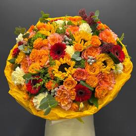 Букет из роз, подсолнухов и гербер