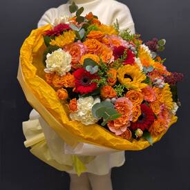 Букет из роз, подсолнухов и гербер