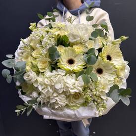 Букет из гортензии, сирени и гербер