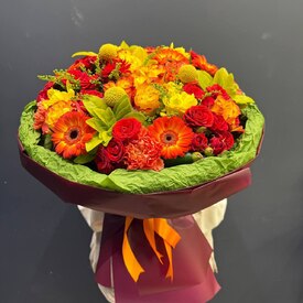 Букет из роз, нарциссов и гербер