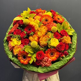 Букет из роз, нарциссов и гербер