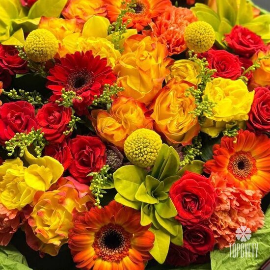 Букет из роз, нарциссов и гербер