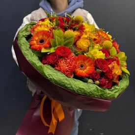 Букет из роз, нарциссов и гербер