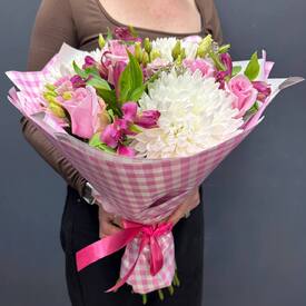 Букет из роз и хризантем