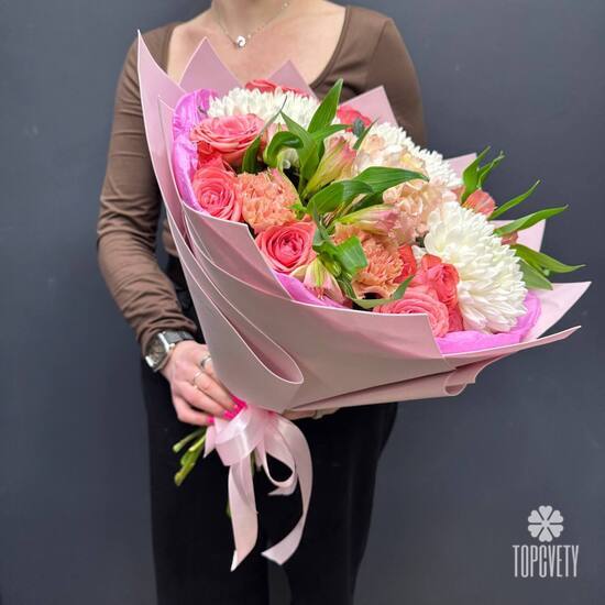 Букет из кустовых роз, гортензии и хризантем