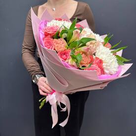 Букет из кустовых роз, гортензии и хризантем