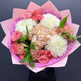 Букет из кустовых роз, гортензии и хризантем