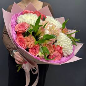 Букет из кустовых роз, гортензии и хризантем