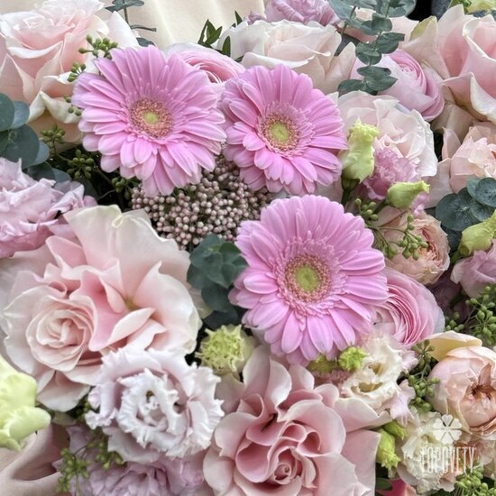 Композиция из роз, гербер и эустомы 