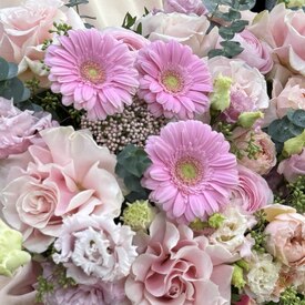 Композиция из роз, гербер и эустомы 