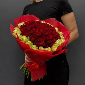 Букет из 51 роз в виде сердца