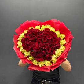 Букет из 51 роз в виде сердца