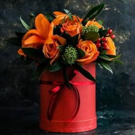 Букет роз и лилий в коробке