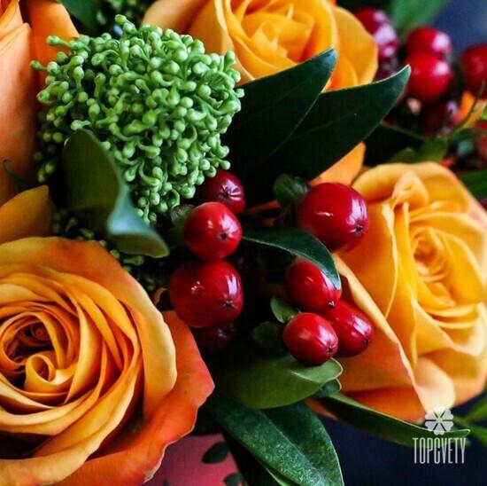 Букет роз и лилий в коробке