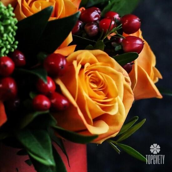 Букет роз и лилий в коробке