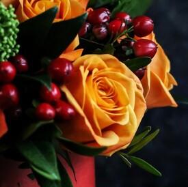 Букет роз и лилий в коробке