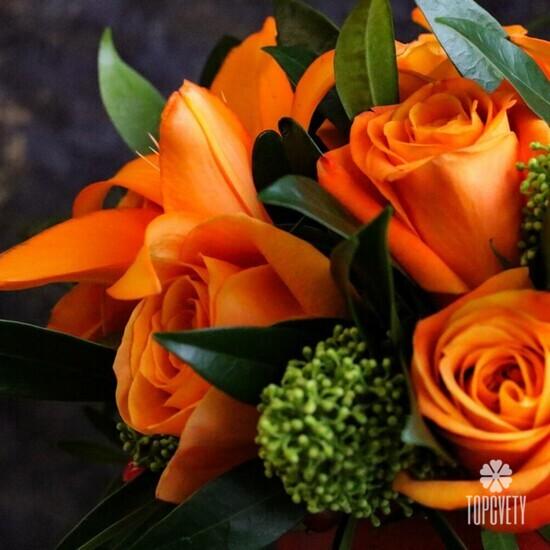 Букет роз и лилий в коробке