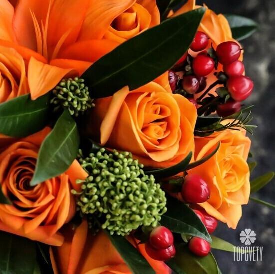 Букет роз и лилий в коробке