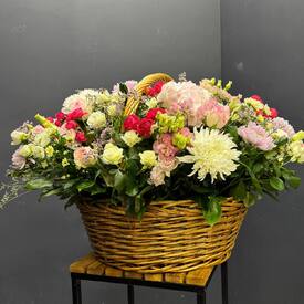 Композиция из хризантем, эустомы и роз в корзине Фея