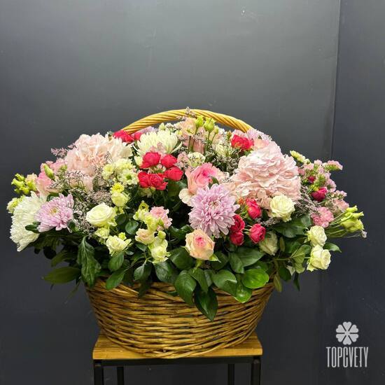 Композиция из хризантем, эустомы и роз в корзине Фея