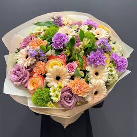 Букет из роз, гербер и гвоздик